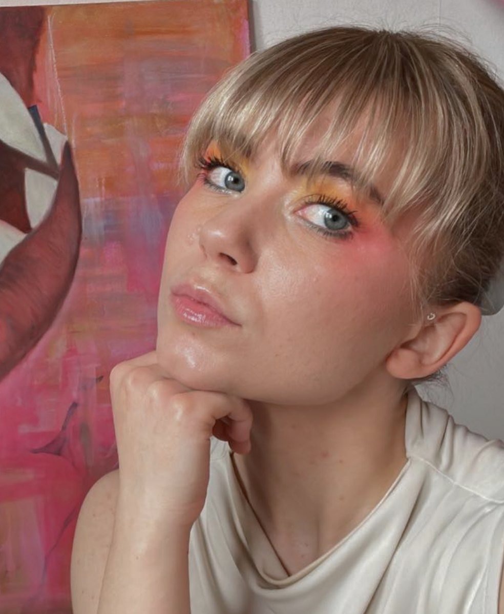 Porträtt av Cornelia Lindqvist framför en målning