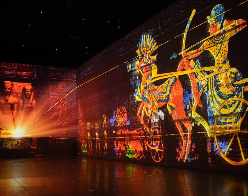 Projicerad egyptisk vägg i utställningen Tutankhamun – The Immersive Exhibition